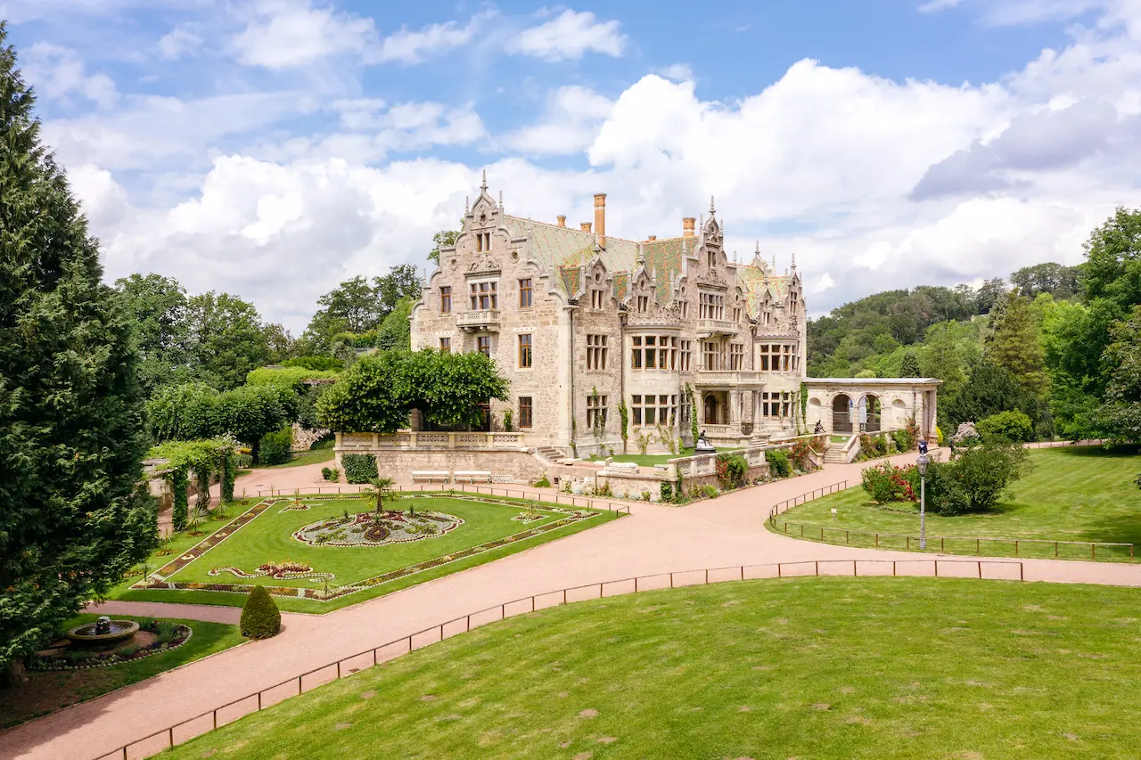 Schloss Altenstein in Bad Liebenstein mit gepflegtem Schlossgarten, historischem Gebäude und blühenden Grünanlagen.