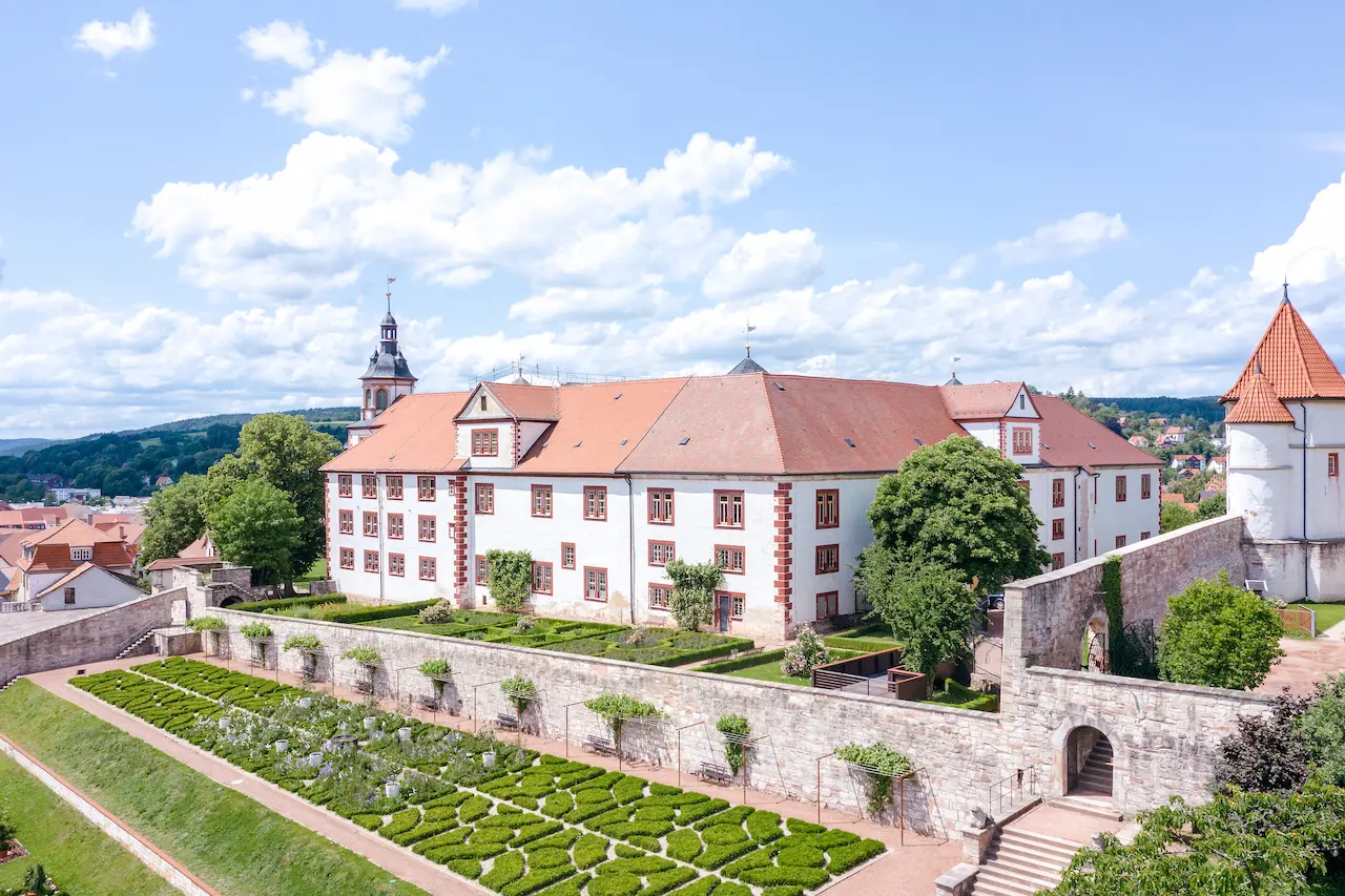 Schloss Wilhelmsburg in Schmalkalden mit gepflegtem Schlossgarten, bedeutendes Renaissancebauwerk in Thüringen.
