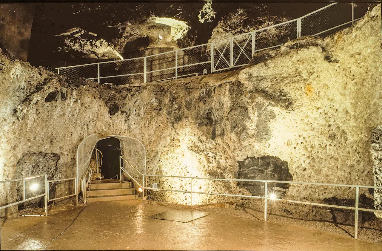 Beleuchteter Stollen der Marienglashöhle Friedrichroda mit Felswänden und Besucherweg im Schaubergwerk.