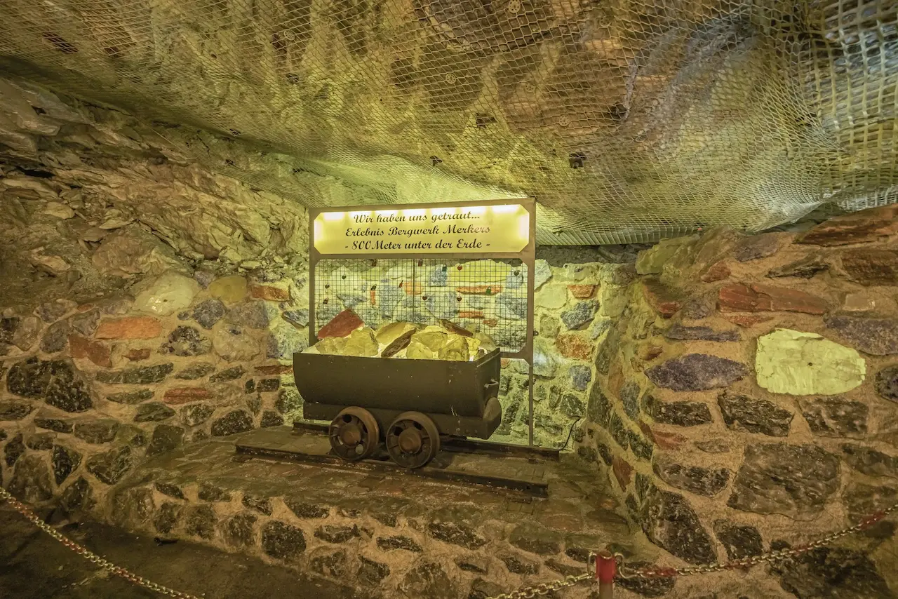 Ausgestellter Förderwagen mit Steinen im Erlebnisbergwerk Merkers, 800 Meter tief unter der Erde im Stollen.