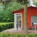 Bungalow mit roter Fassade und möblierter Terrasse im Grünen in Floh-Seligenthal, Thüringer Wald