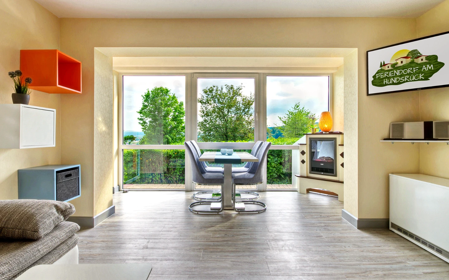 Heller Wohn- und Essbereich mit großer Fensterfront und Ausblick in Ferienwohnung Floh-Seligenthal, Thüringer Wald