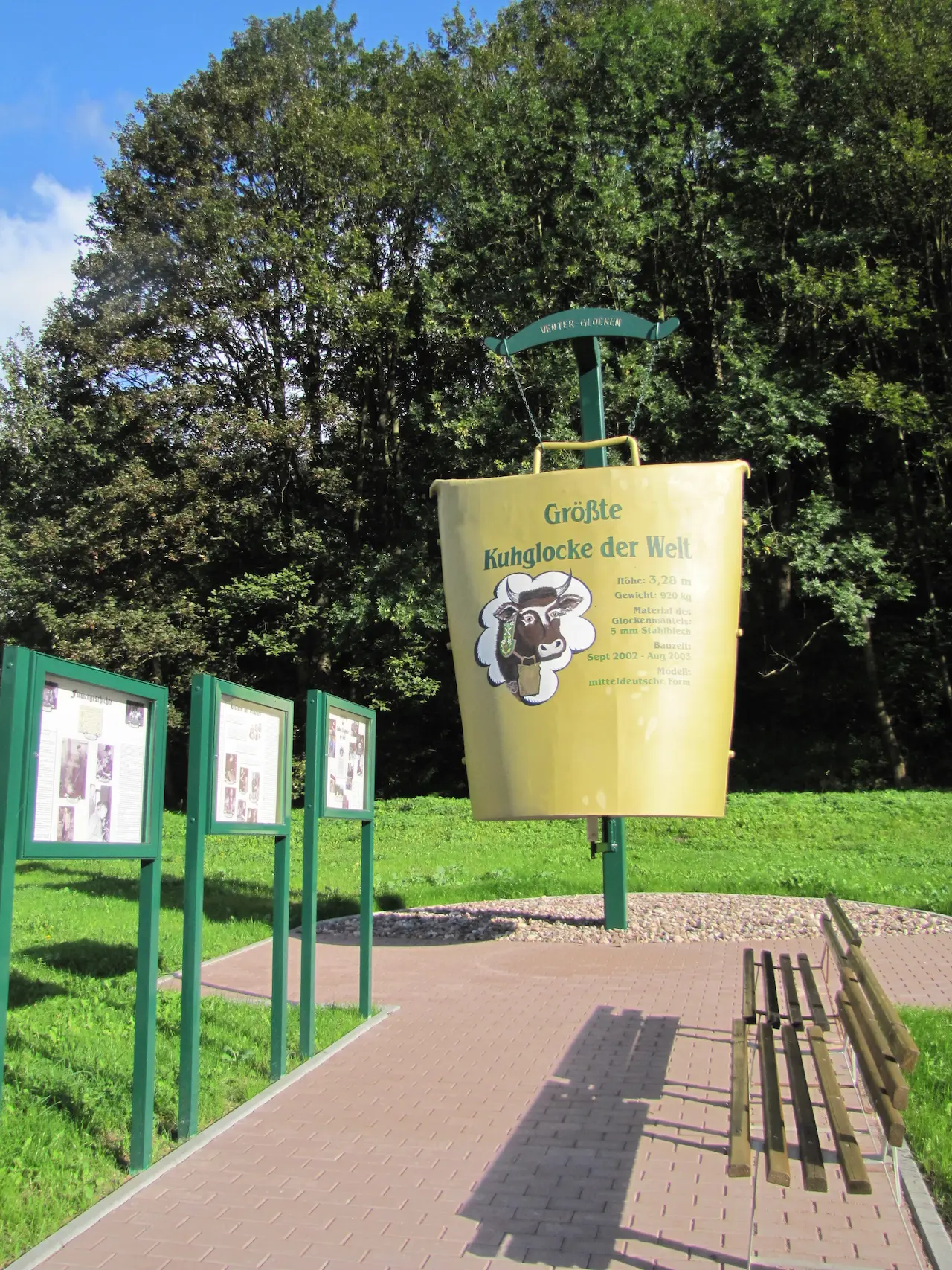 Größte Kuhglocke der Welt in Floh-Seligenthal, gefertigt von der Venter-Glocken GmbH, mit Informationstafeln und Sitzbank.